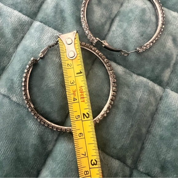 4 Pairs of Costume Jewelry Earrings - Picture 3 of 14